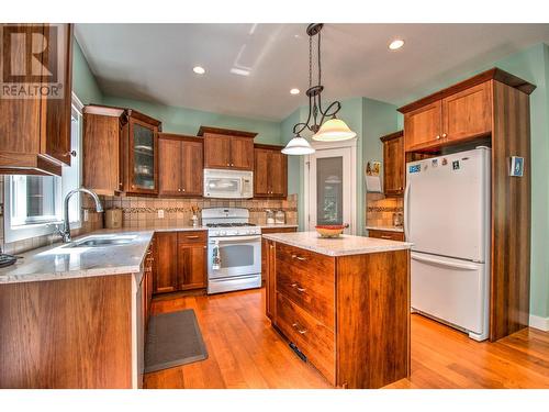 630 20 Street Ne, Salmon Arm, BC - Indoor Photo Showing Kitchen With Double Sink