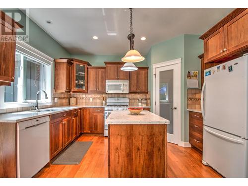 630 20 Street Ne, Salmon Arm, BC - Indoor Photo Showing Kitchen With Double Sink