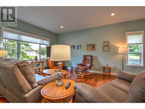 630 20 Street Ne, Salmon Arm, BC - Indoor Photo Showing Living Room