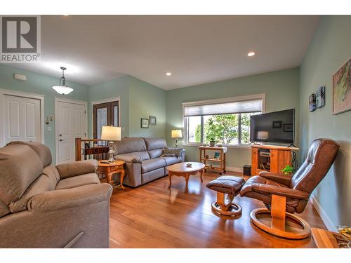 630 20 Street Ne, Salmon Arm, BC - Indoor Photo Showing Living Room