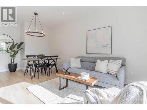 319 Chardonnay Avenue, Oliver, BC - Indoor Photo Showing Living Room