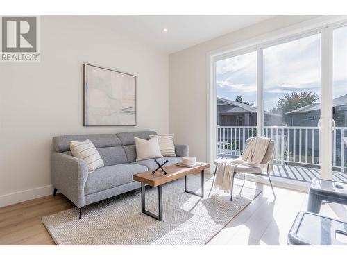 319 Chardonnay Avenue, Oliver, BC - Indoor Photo Showing Living Room