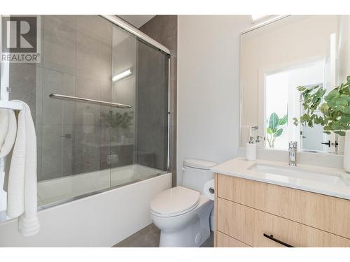 319 Chardonnay Avenue, Oliver, BC - Indoor Photo Showing Bathroom