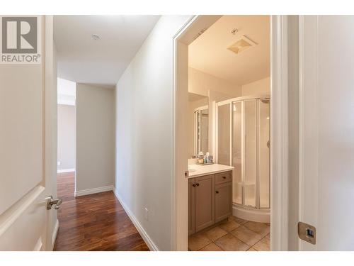 100 Lakeshore Drive W Unit# 714, Penticton, BC - Indoor Photo Showing Bathroom