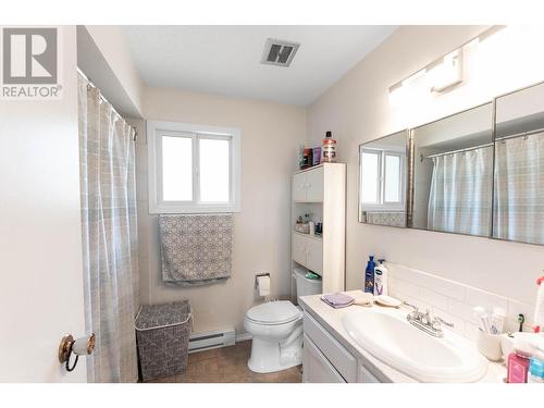 158 -160 Cariboo Road, Kelowna, BC - Indoor Photo Showing Bathroom