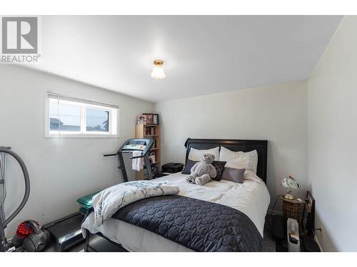 158 -160 Cariboo Road, Kelowna, BC - Indoor Photo Showing Bedroom