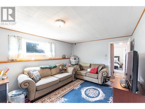 158 -160 Cariboo Road, Kelowna, BC - Indoor Photo Showing Living Room