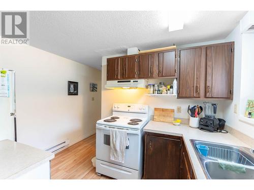 158 -160 Cariboo Road, Kelowna, BC - Indoor Photo Showing Kitchen