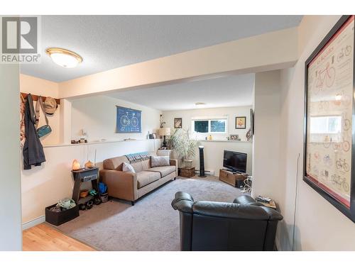 158 -160 Cariboo Road, Kelowna, BC - Indoor Photo Showing Living Room