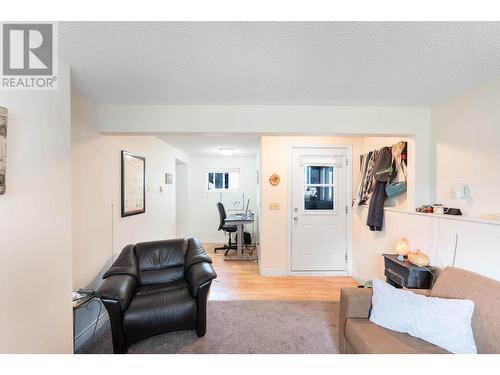 158 -160 Cariboo Road, Kelowna, BC - Indoor Photo Showing Living Room