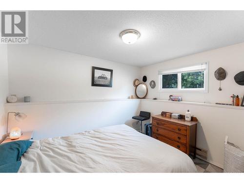 158 -160 Cariboo Road, Kelowna, BC - Indoor Photo Showing Bedroom