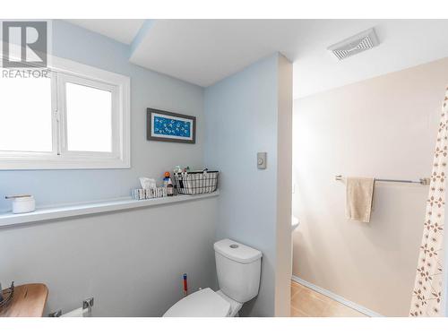 158 -160 Cariboo Road, Kelowna, BC - Indoor Photo Showing Bathroom