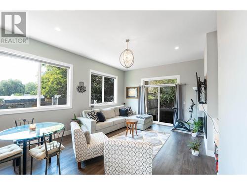 158 -160 Cariboo Road, Kelowna, BC - Indoor Photo Showing Living Room