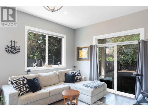 158 -160 Cariboo Road, Kelowna, BC - Indoor Photo Showing Living Room