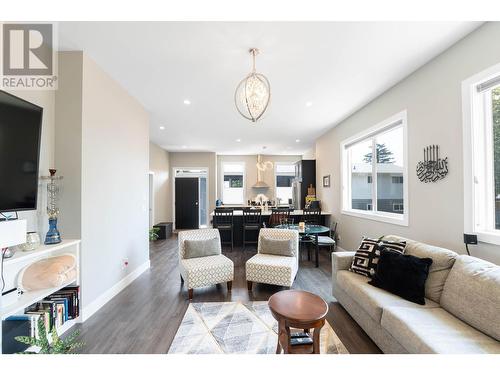 158 -160 Cariboo Road, Kelowna, BC - Indoor Photo Showing Living Room