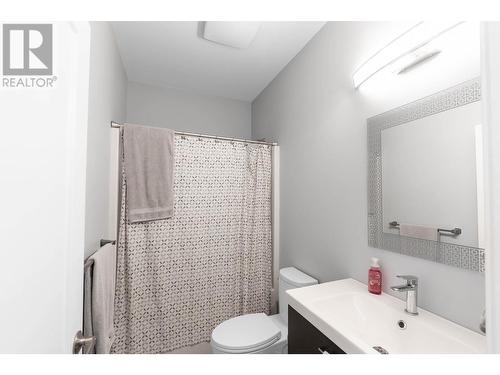 158 -160 Cariboo Road, Kelowna, BC - Indoor Photo Showing Bathroom