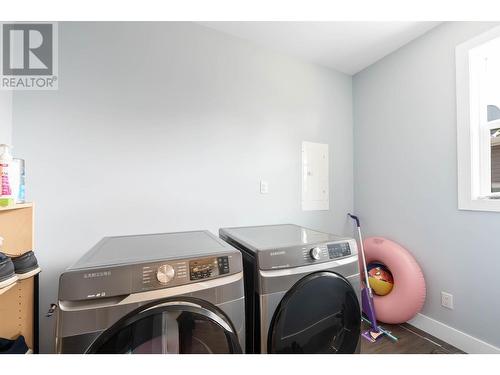 158 -160 Cariboo Road, Kelowna, BC - Indoor Photo Showing Laundry Room