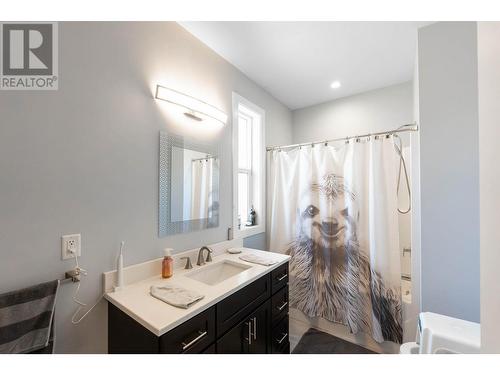 158 -160 Cariboo Road, Kelowna, BC - Indoor Photo Showing Bathroom