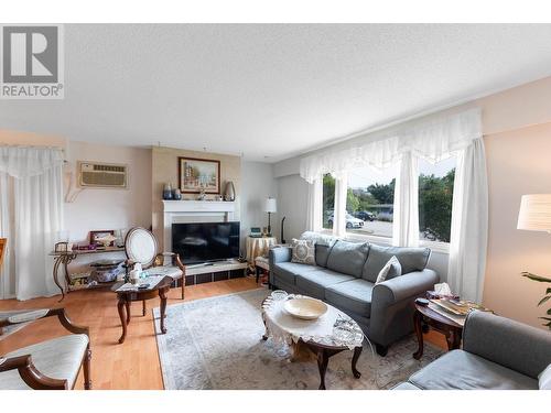 158 -160 Cariboo Road, Kelowna, BC - Indoor Photo Showing Living Room With Fireplace