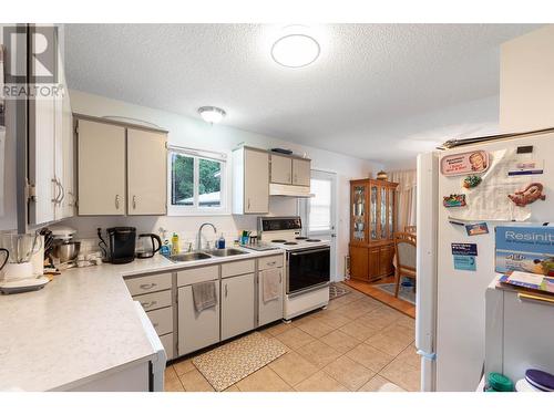 158 -160 Cariboo Road, Kelowna, BC - Indoor Photo Showing Kitchen With Double Sink