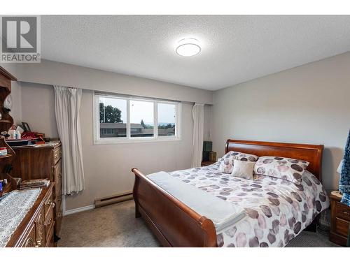 158 -160 Cariboo Road, Kelowna, BC - Indoor Photo Showing Bedroom