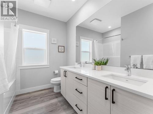 229 Tupman Crescent, Kelowna, BC - Indoor Photo Showing Bathroom