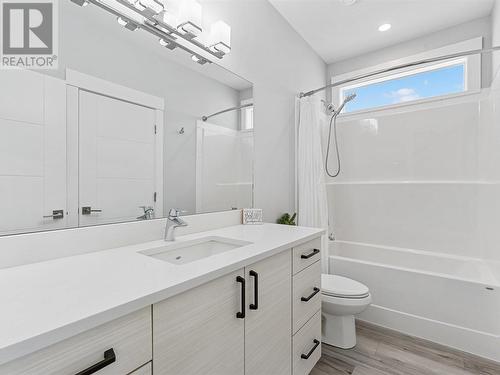 229 Tupman Crescent, Kelowna, BC - Indoor Photo Showing Bathroom