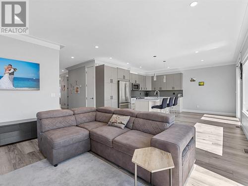 229 Tupman Crescent, Kelowna, BC - Indoor Photo Showing Living Room