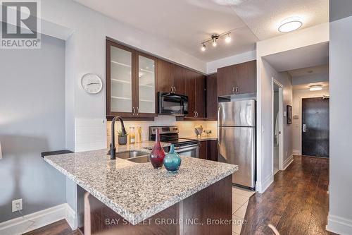 312 - 131 Upper Duke Crescent, Markham (Unionville), ON - Indoor Photo Showing Kitchen With Double Sink With Upgraded Kitchen