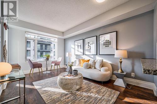 312 - 131 Upper Duke Crescent, Markham (Unionville), ON - Indoor Photo Showing Living Room