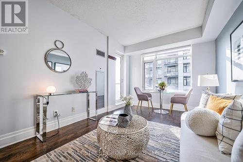 312 - 131 Upper Duke Crescent, Markham (Unionville), ON - Indoor Photo Showing Living Room