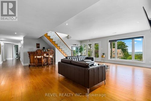 10 Valleycrest Drive, Oro-Medonte, ON - Indoor Photo Showing Living Room