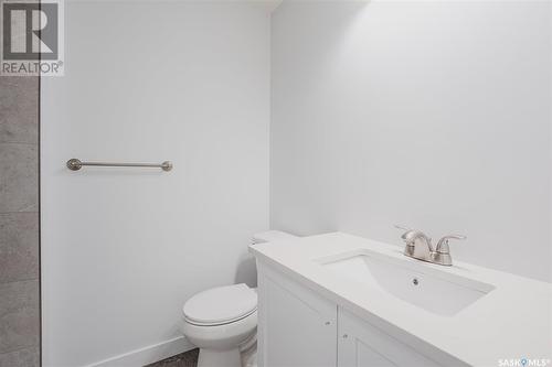 423 L Avenue S, Saskatoon, SK - Indoor Photo Showing Bathroom