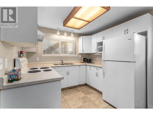 778 Coopland Crescent, Kelowna, BC - Indoor Photo Showing Kitchen With Double Sink