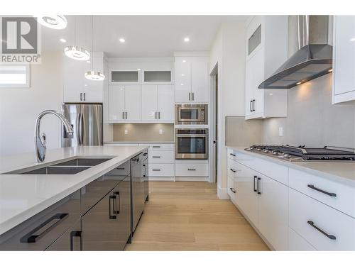 656 Deans Drive, Kelowna, BC - Indoor Photo Showing Kitchen With Double Sink With Upgraded Kitchen