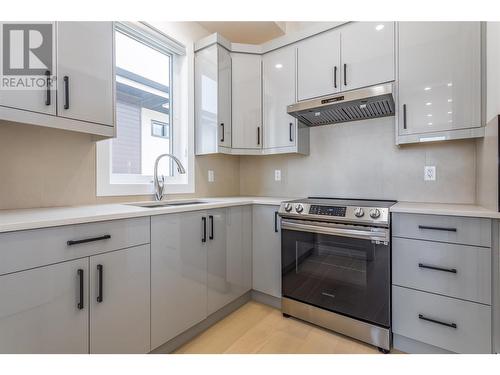 656 Deans Drive, Kelowna, BC - Indoor Photo Showing Kitchen With Upgraded Kitchen