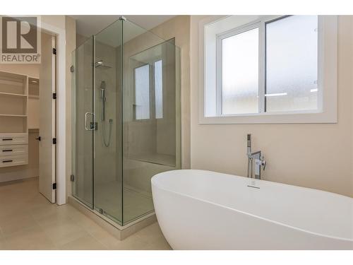 656 Deans Drive, Kelowna, BC - Indoor Photo Showing Bathroom