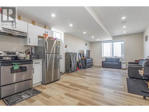 656 Deans Drive, Kelowna, BC - Indoor Photo Showing Kitchen