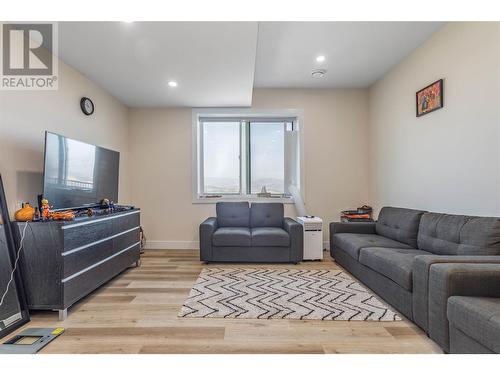 656 Deans Drive, Kelowna, BC - Indoor Photo Showing Living Room