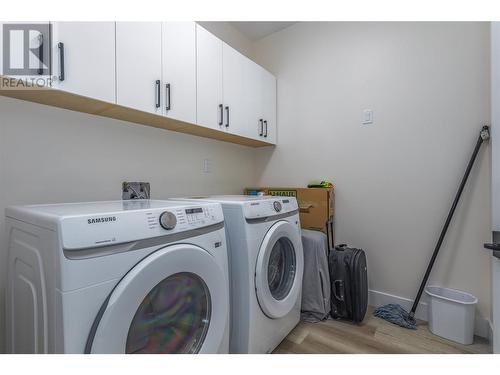 656 Deans Drive, Kelowna, BC - Indoor Photo Showing Laundry Room