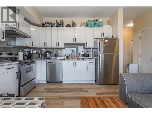 656 Deans Drive, Kelowna, BC - Indoor Photo Showing Kitchen With Stainless Steel Kitchen