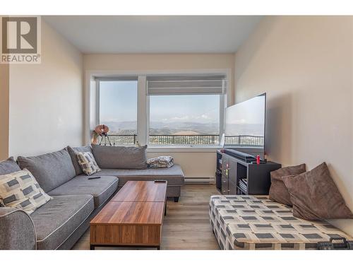 656 Deans Drive, Kelowna, BC - Indoor Photo Showing Living Room