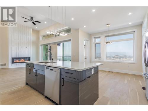 656 Deans Drive, Kelowna, BC - Indoor Photo Showing Kitchen With Upgraded Kitchen