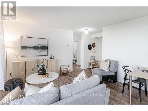 1611 - 1105 Jalna Boulevard, London, ON - Indoor Photo Showing Living Room