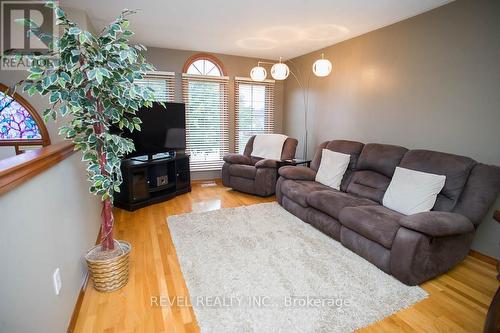 23 Garner'S Lane, Brantford, ON - Indoor Photo Showing Living Room