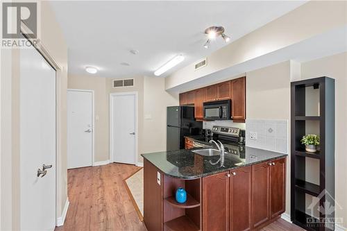 445 Laurier Avenue Unit#303, Ottawa, ON - Indoor Photo Showing Kitchen