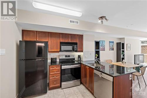 445 Laurier Avenue Unit#303, Ottawa, ON - Indoor Photo Showing Kitchen