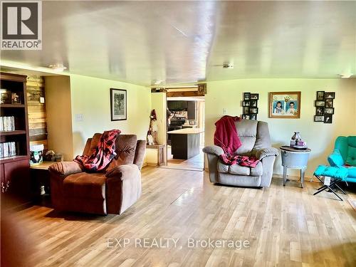 1411 Papineau Road, Mattawa, ON - Indoor Photo Showing Living Room