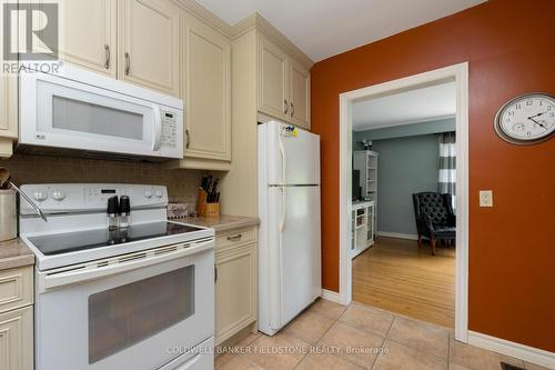 17 Hewson Crescent, Halton Hills, ON - Indoor Photo Showing Kitchen