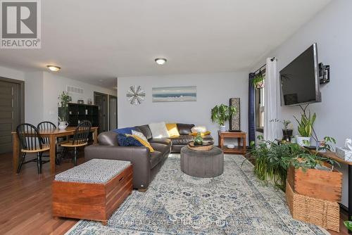 130 Wellington Street, Shelburne, ON - Indoor Photo Showing Living Room